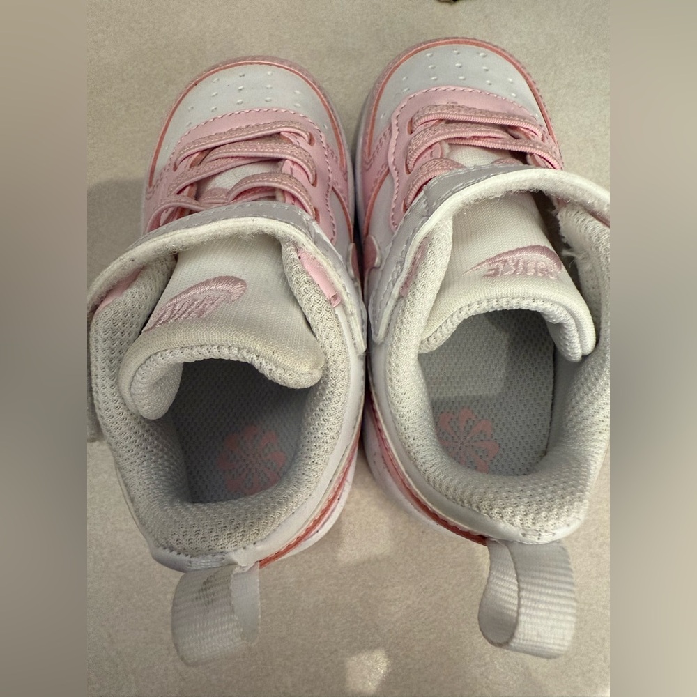 Nike Kids Sneakers in Pink and White - Picture 6 of 9